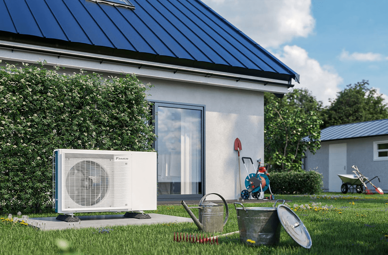 Hőszivattyú kültéri egység az udvarban